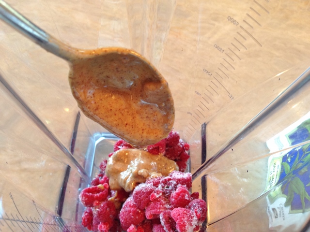 Raspberry Almond Breakfast Smoothie 012 (640x480)