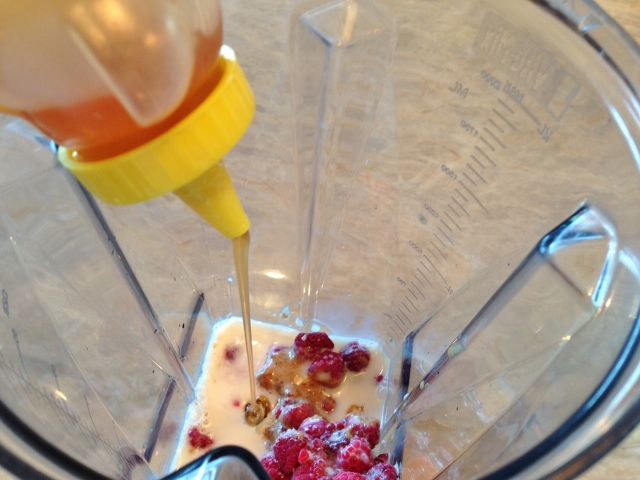 Raspberry Almond Breakfast Smoothie 023 (640x480)
