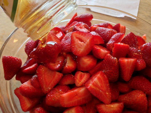 Rhubarb Strawberry Pecan Crisp 026 (640x480)