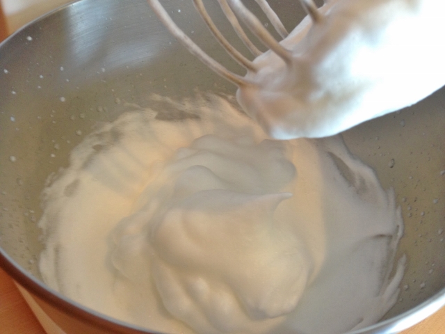 Chocolate, Cocoa Nib & Hazelnut Meringues 021 (640x480)