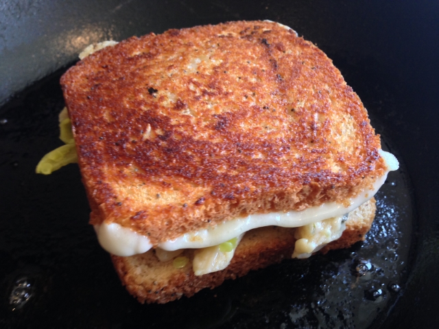 Mac & Cheese Grilled Cheese Sandwich 029 (640x480)