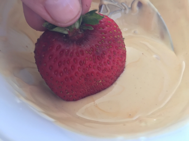 White Chocolate Peanut Butter Dipped Strawberries 034 (640x480)