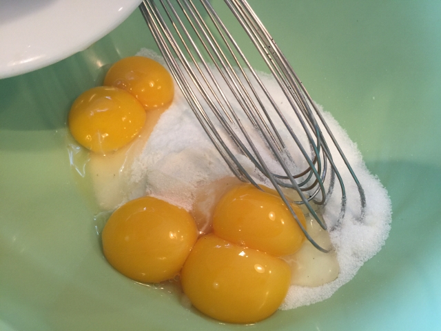 Triple Vanilla Ice Cream Sundaes 041 (640x480)