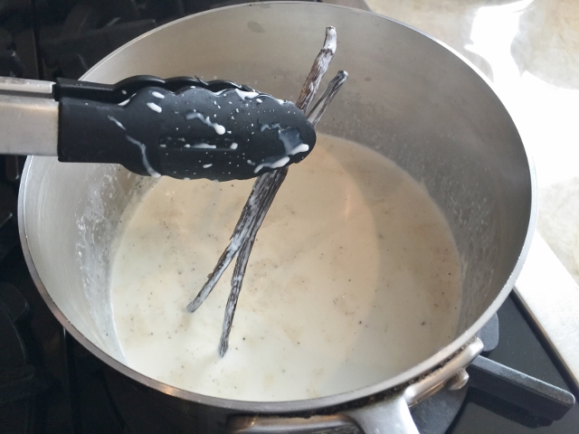 Triple Vanilla Ice Cream Sundaes 045 (640x480)