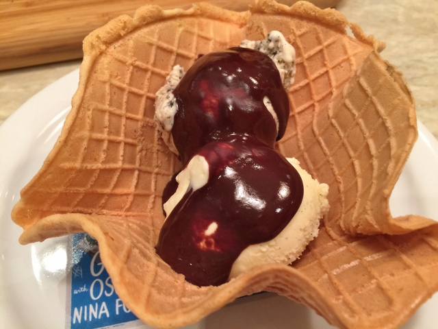 Triple Vanilla Ice Cream Sundaes 104 (640x480)