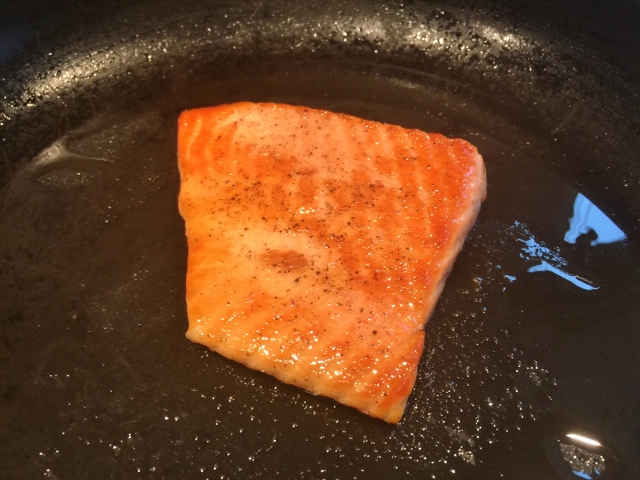 Easy Seared Salmon Salad with Balsamic Vinaigrette 001 (640x480)
