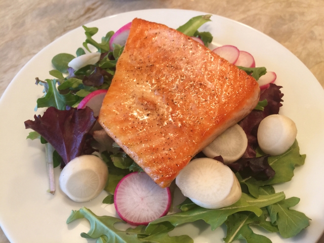 Easy Seared Salmon Salad with Balsamic Vinaigrette 026 (640x480)
