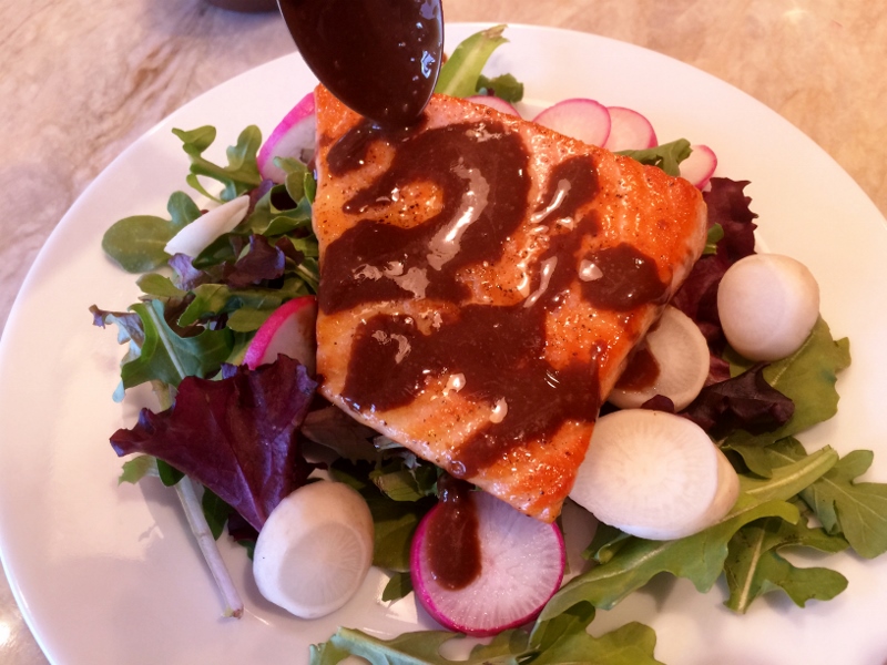 Easy Seared Salmon Salad with Balsamic Vinaigrette 042 (800x600)
