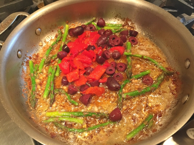 Roasted Chicken with Roasted Red Peppers, Olives & Asparagus 039 (640x480)