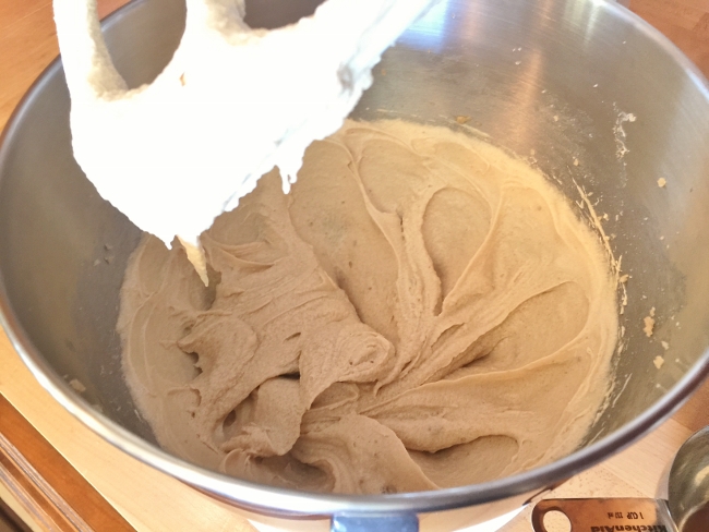 dark-chocolate-cream-cheese-frosted-cupcakes-002-650x488