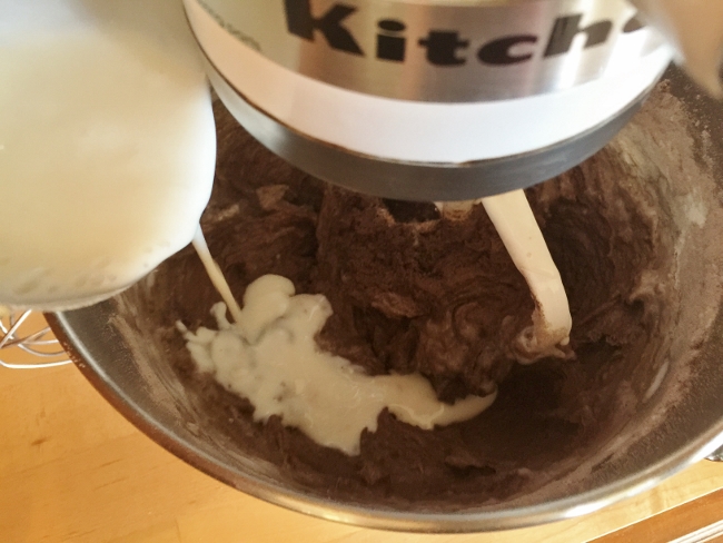 dark-chocolate-cream-cheese-frosted-cupcakes-005-650x488