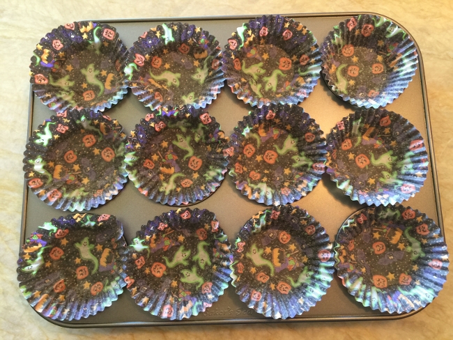 dark-chocolate-cream-cheese-frosted-cupcakes-009-650x488