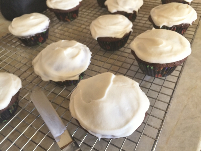 dark-chocolate-cream-cheese-frosted-cupcakes-038-650x488