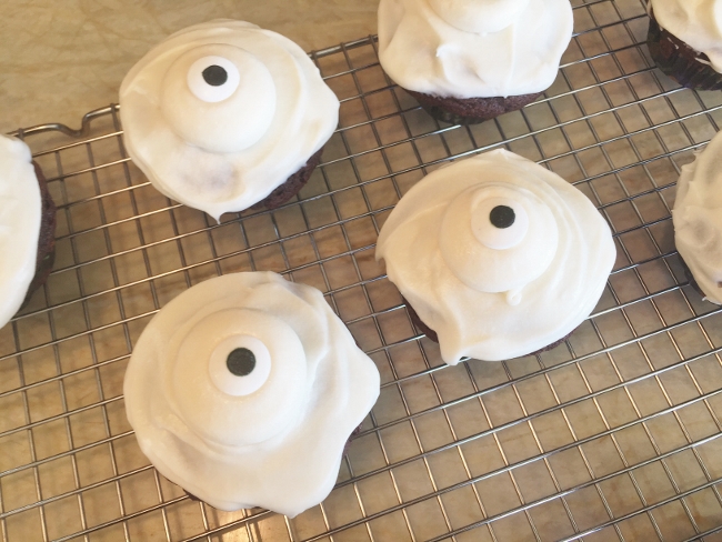 dark-chocolate-cream-cheese-frosted-cupcakes-055-650x488