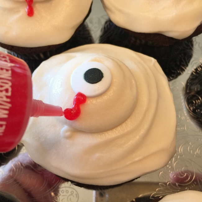 dark-chocolate-cream-cheese-frosted-cupcakes-063-650x650