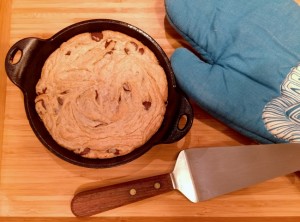 4-ingredient-peanut-butter-chocolate-chip-skillet-cookie-037-650x481